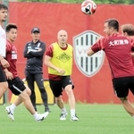 一部別メニューも精力的に練習に参加した神戸のイニエスタ（中央）＝神戸市西区、いぶきの森球技場