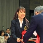 神戸新聞スポーツ賞を受けた三原舞依。新たな振付師を迎えて飛躍を期す＝神戸市中央区（撮影・鈴木雅之）