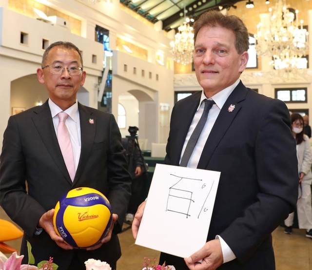 ヴィクトリーナ姫路の上原光徳新社長（左）とアビタル・セリンジャー新監督＝５月10日、姫路市内