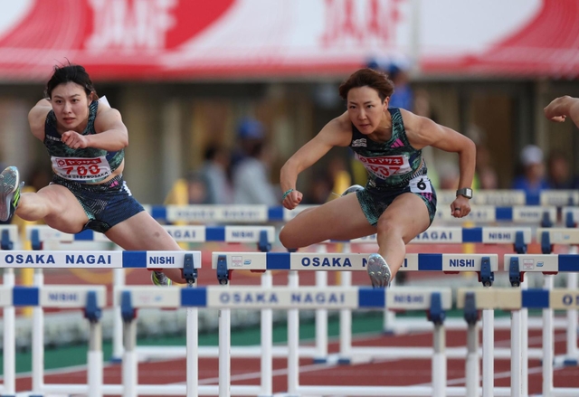 女子１００メートル障害決勝　１２秒９５で優勝した寺田明日香。左は４位の福部真子（撮影・小林良多）