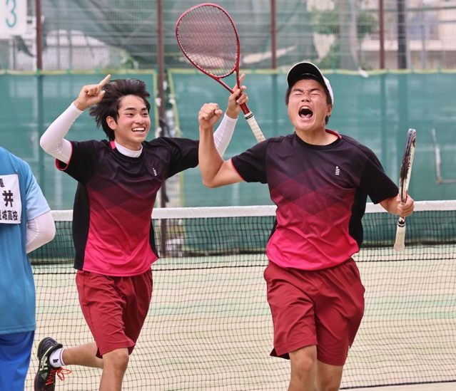 ソフトテニス男子団体決勝・神戸星城ー市尼崎　ストレート勝ちを収めた市尼崎の本勝（中央）、中尾組＝市尼崎高（撮影・長嶺麻子）