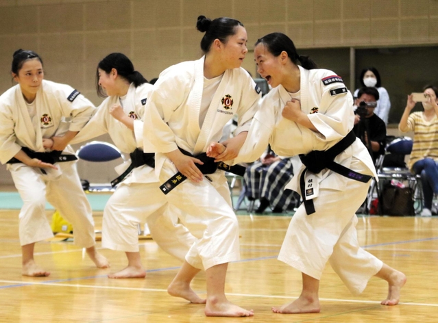 少林寺拳法女子団体演武　息の合った動きで優勝した姫路商の選手たち＝報徳高