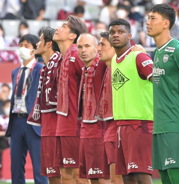 リーグ戦で勝利を飾り、サポーターと喜びを分かち合うヴィッセル神戸のイニエスタ（中央）＝２０２２年５月１４日、ノエビアスタジアム神戸