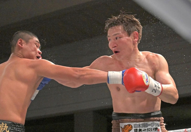 １０回、相手選手に激しいパンチを浴びせる野中悠樹（右）＝１０日午後、大阪市浪速区、エディオンアリーナ大阪（撮影・風斗雅博）