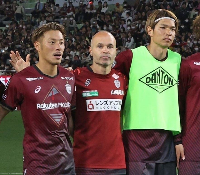 ヴィッセル神戸のイニエスタ（中央）＝５月13日、ノエビアスタジアム神戸