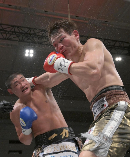 ６回、激しく打ち合う野中悠樹（右）＝１０日午後、大阪市浪速区、エディオンアリーナ大阪（撮影・風斗雅博）