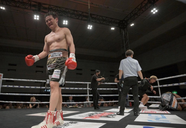 判定負けを喫し、リングサイドへ戻る野中悠樹（左）１０日午後、大阪市浪速区、エディオンアリーナ大阪（撮影・風斗雅博）