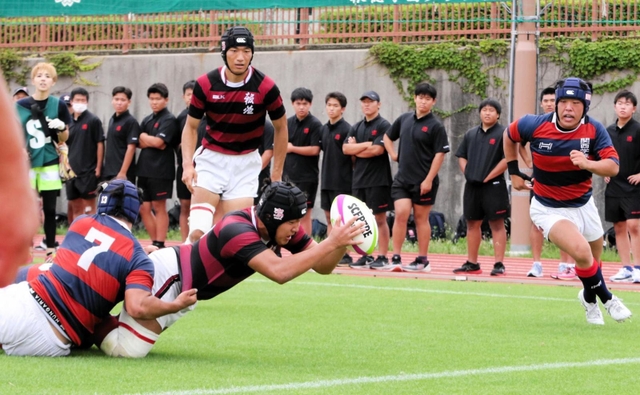 報徳－関学　後半、トライを決める報徳の福田