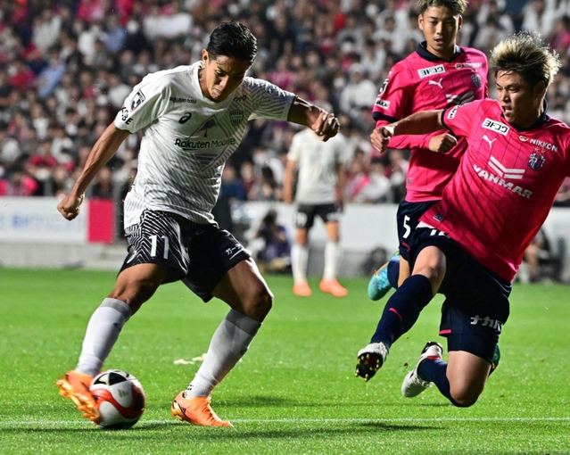 Ｃ大阪-神戸　前半、シュートを放つ神戸の武藤（左）＝大阪市、ヨドコウ桜スタジアム（撮影・斎藤雅志）