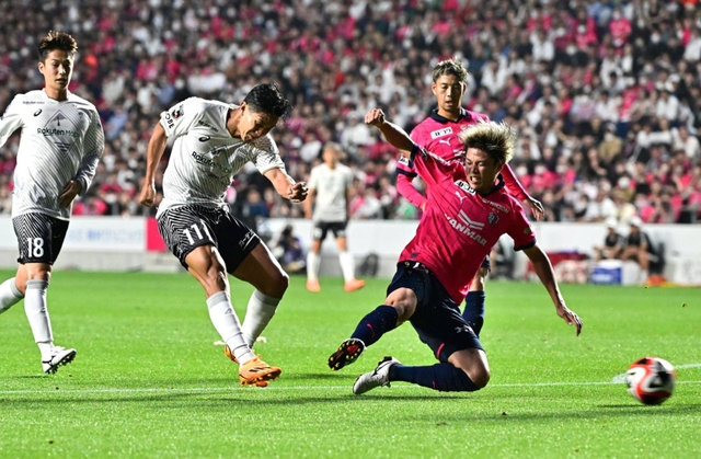 Ｃ大阪-神戸　前半、シュートを放つ神戸の武藤（左から２人目）＝大阪市、ヨドコウ桜スタジアム（撮影・斎藤雅志）