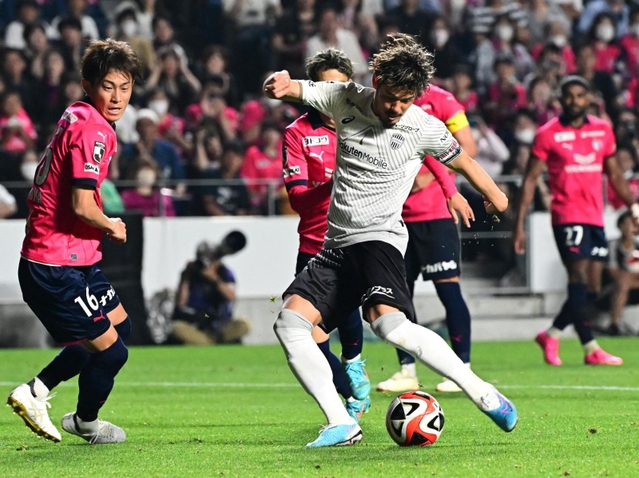 Ｃ大阪-神戸　後半、神戸の山口がゴールを決め、１-１と追い付く＝大阪市、ヨドコウ桜スタジアム（撮影・斎藤雅志）