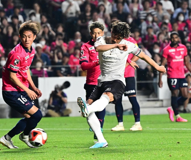 Ｃ大阪-神戸　後半、神戸の山口がゴールを決め、１-１と追い付く＝大阪市、ヨドコウ桜スタジアム（撮影・斎藤雅志）