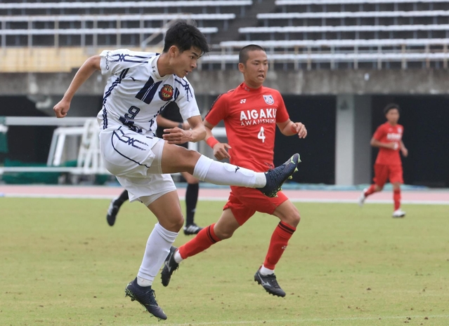 サッカー男子決勝・神戸弘陵－相生学院　前半、シュートを放つ神戸弘陵の馬場（左）＝三木総合防災公園陸上競技場（撮影・小林良多）