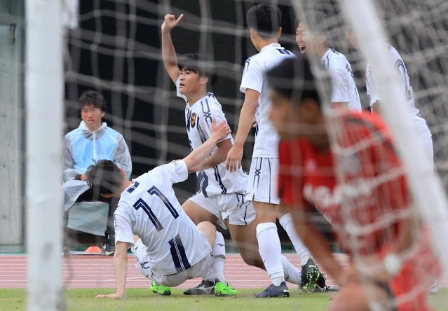 サッカー男子決勝・神戸弘陵－相生学院　前半終了間際、先制ゴールを決め、仲間と喜ぶ神戸弘陵の佐波（中央）＝三木総合防災公園陸上競技場（撮影・小林良多）