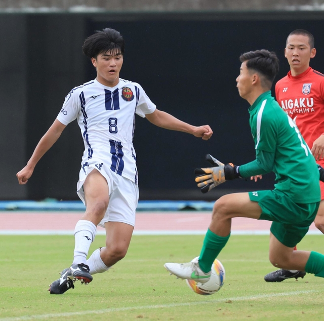 サッカー男子決勝・神戸弘陵－相生学院　前半終了間際、先制ゴールを決める神戸弘陵の佐波（８）＝三木総合防災公園陸上競技場（撮影・小林良多）
