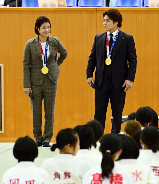 東京五輪の金メダルを身につけて開会式に登場した阿部一二三選手（右）と阿部詩選手＝１１日午前、兵庫県立武道館（撮影・斎藤雅志）