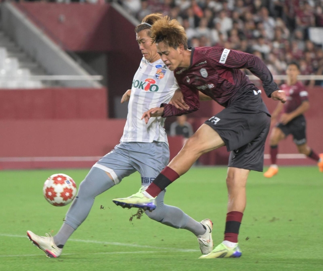 神戸-長野　後半、シュートを決める神戸の汰木（右）＝ノエビアスタジアム神戸（撮影・風斗雅博）
