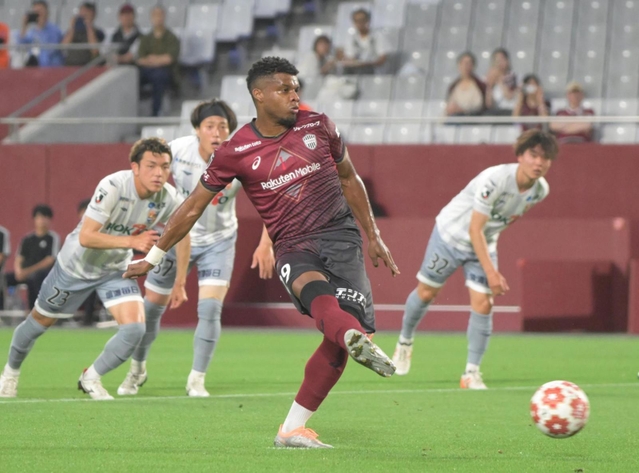 神戸-長野　前半、ＰＫを決める神戸のリンコン＝ノエビアスタジアム神戸（撮影・風斗雅博）
