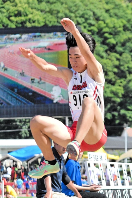 男子走り幅跳び決勝　７メートル３０で２位に入った社の長谷川侑輝