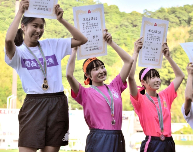 女子走り高跳び　２位に入った滝川第二の原田梨子（中央）。右は３位になった山手の戸田向日葵