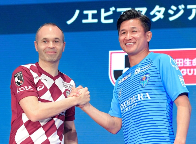 Ｊリーグのキックオフカンファレンスで壇上に並んだ神戸のイニエスタ（左）と横浜ＦＣの三浦知良＝２０２０年２月、東京都内