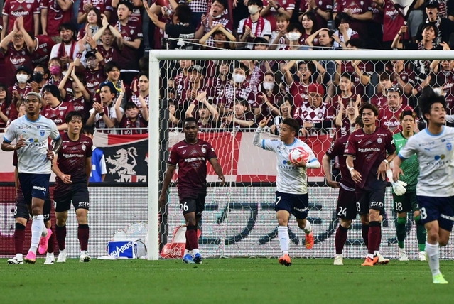 神戸-横浜ＦＣ　前半、横浜ＦＣに同点とされ、落胆する神戸イレブン（撮影・中西幸大）