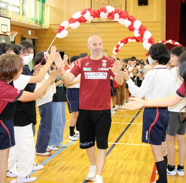 児童から見送られるイニエスタ選手＝舞多聞小学校