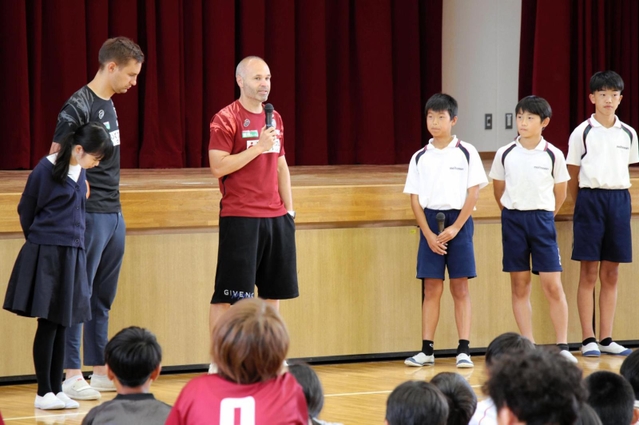 児童の質問に答えるイニエスタ選手（中央）＝舞多聞小学校