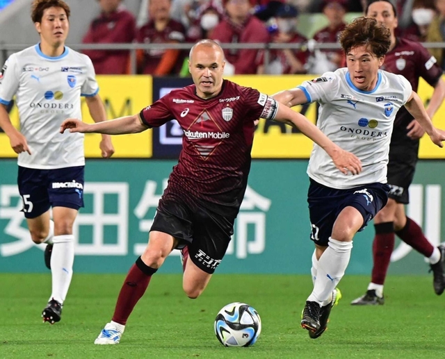 ５月の横浜ＦＣ戦に途中出場した神戸のイニエスタ（中央）＝ノエビアスタジアム神戸（撮影・中西幸大）
