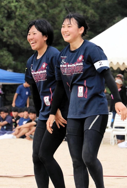 女子決勝　優勝を決めて笑顔を見せる武庫川大付の中野里音（左）、森本和花組
