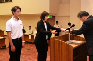 兵庫県スポーツ協会のスーパーアスリートに認定されたショートトラックの島根くるみ（中央）と競泳の小池貴之＝兵庫県民会館
