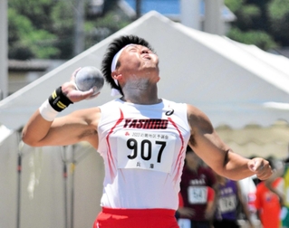 男子砲丸投げ決勝　１６メートル３８で優勝した社の須田旺来