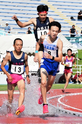 男子３０００メートル障害決勝　２位に入った須磨学園の長谷川大翔（手前右）と３位に食い込んだ西脇工の上田航大（奥）