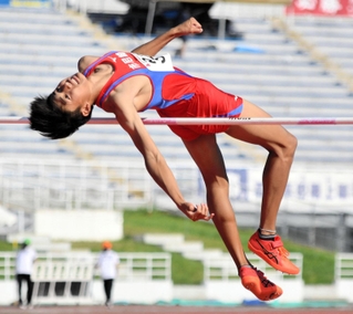 男子走り高跳び決勝　２メートル１０で優勝した市尼崎の川崎俊祐