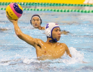水球男子決勝リーグ・尼崎北-明石西、先制ゴールを決める尼崎北の深井主将＝尼崎スポーツの森