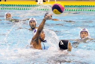 水球男子決勝リーグ・尼崎北-明石西　シュートを決める尼崎北の市川＝尼崎スポーツの森
