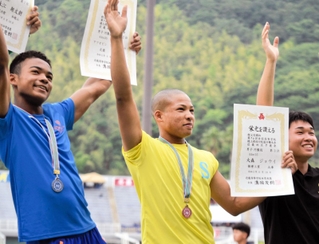 男子円盤投げ決勝　４４メートル１５で３位に入った飾磨工の大森ジョウイ（中央）