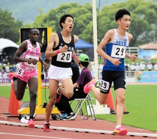 男子５０００メートル決勝　１４分５秒８９で優勝した須磨学園の折田壮太（２９）