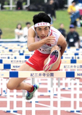 男子１１０メートル障害決勝　１４秒２７で優勝した社の蓮香颯
