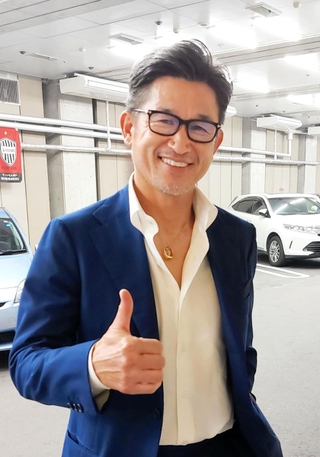 ルヴァン・カップの神戸-横浜ＦＣ戦を観戦後、報道陣の取材に応じた三浦知良＝１８日午後、ノエビアスタジアム神戸
