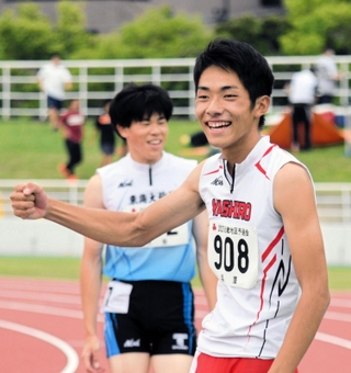 男子１１０メートル障害決勝　１４秒２７で優勝した社の蓮香颯