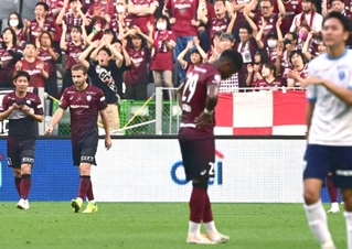 神戸-横浜ＦＣ　前半、横浜ＦＣに勝ち越し点を許し、落胆する神戸イレブン（撮影・中西幸大）