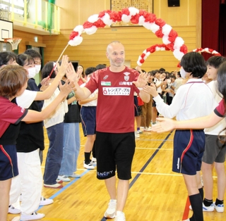 児童から見送られるイニエスタ選手＝舞多聞小学校