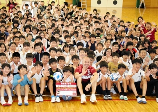 児童と記念撮影するイニエスタ選手（前列中央）＝舞多聞小学校