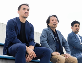 帰国中、自身が理事を務めるバサラ兵庫の試合を視察した岡崎慎司（左）＝６月４日、明石市きしろスタジアム