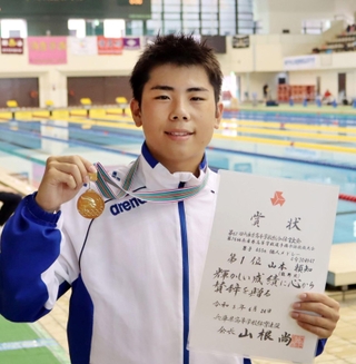 競泳男子４００メートル個人メドレーを制した龍野北の山本頼知