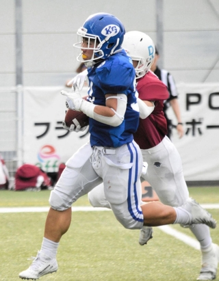 兵庫県高校選抜－京都府高校選抜　第２クオーター、タッチダウンを決める兵庫県高校選抜の永井