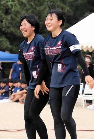 女子決勝　優勝を決めて笑顔を見せる武庫川大付の中野里音（左）、森本和花組