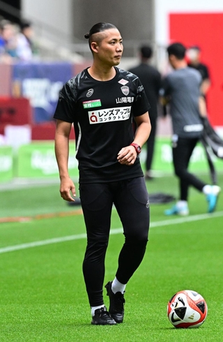 試合前練習でピッチに立つ神戸のマネジャー荒井琢也さん＝５月２７日、ノエビアスタジアム神戸（撮影・斎藤雅志）