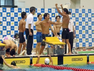 競泳男子８００メートルリレーを制してアベック優勝が決まり、喜ぶ須磨学園の選手たち